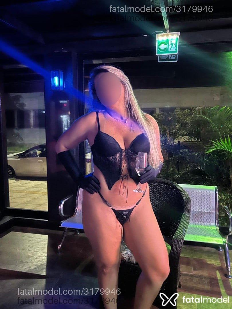 Acompanhante mulher loira (o) de olhos castanhos em Balneário Camboriú - Vivi Espumante