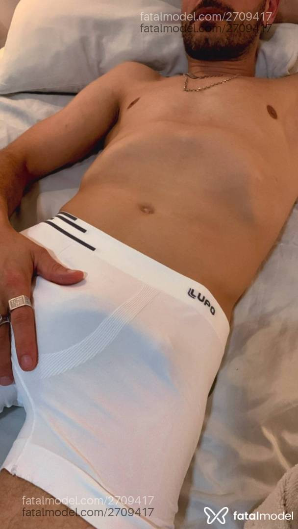 Acompanhante homem com cabelo grisalho de olhos azuis em Virtual - Yan Andrade