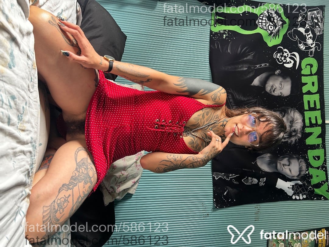 Acompanhante mulher com cabelo castanho de olhos castanhos - Lolla Acompanhante mulher com cabelo castanho de olhos castanhos - Lolla