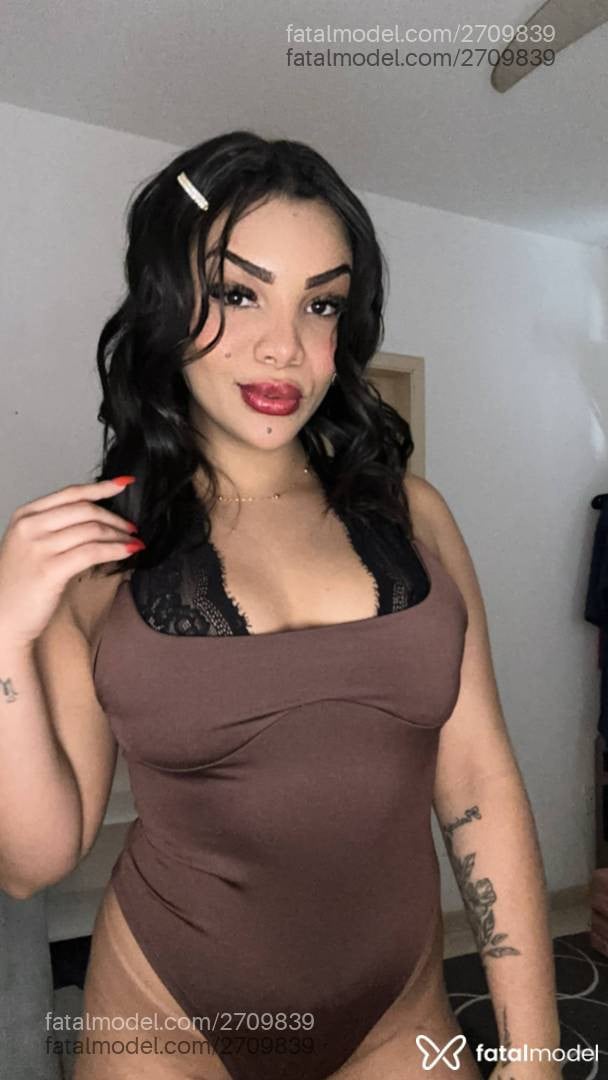 Acompanhante mulher com cabelo castanho de olhos castanhos - Laís