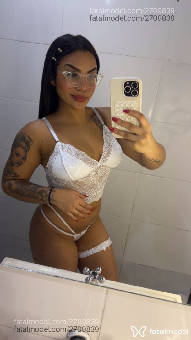 Acompanhante mulher com cabelo castanho de olhos castanhos - Laís