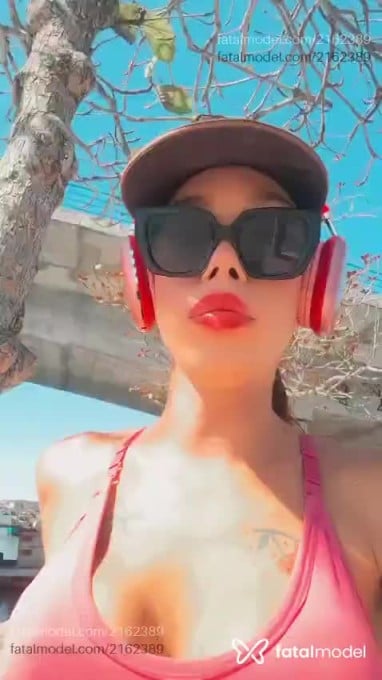 Acompanhante mulher trans com cabelo colorido de olhos mel em Cabo Frio - Agatha Fabulosa
