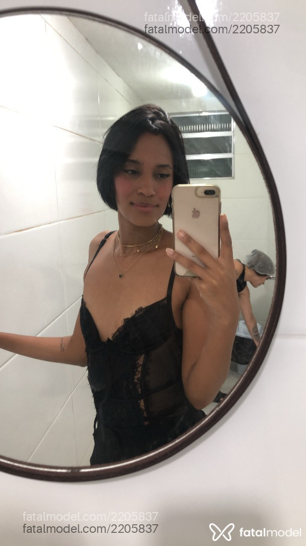Acompanhante mulher morena (o) de olhos castanhos - Akarenoliveiira