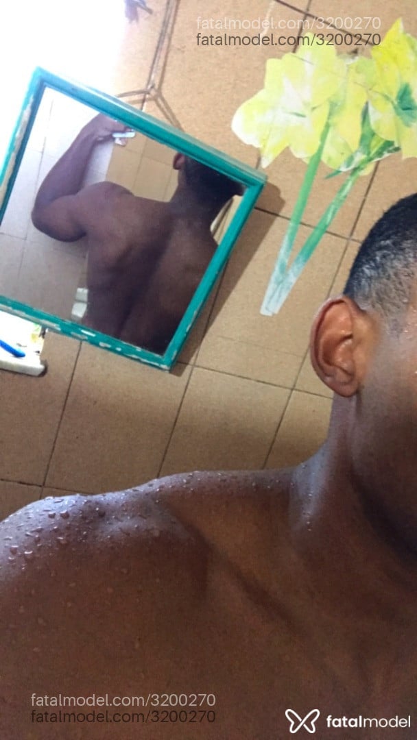Acompanhante homem morena (o) de olhos pretos - Preto Acompanhante homem morena (o) de olhos pretos - Preto