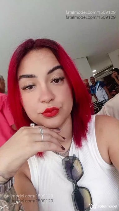 Acompanhante mulher com cabelo colorido de olhos castanhos em Guanambi - Kamillas House