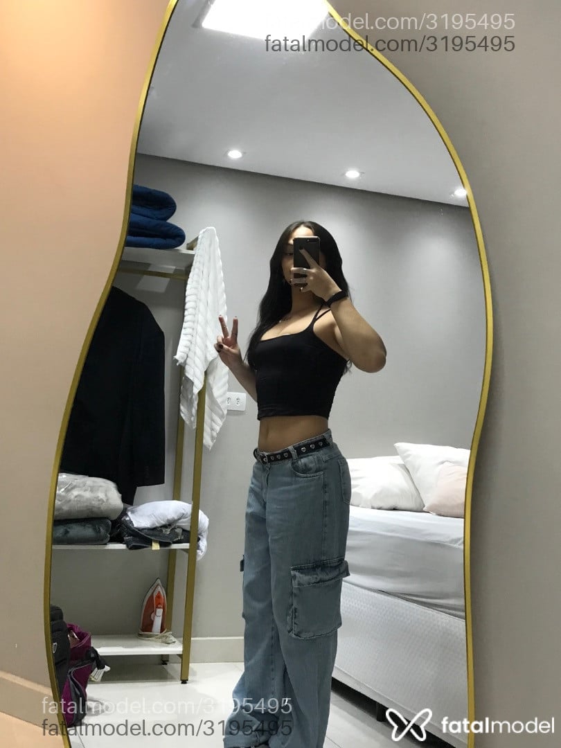 Acompanhante mulher trans com cabelo castanho de olhos castanhos em Curitiba - Jade Miller