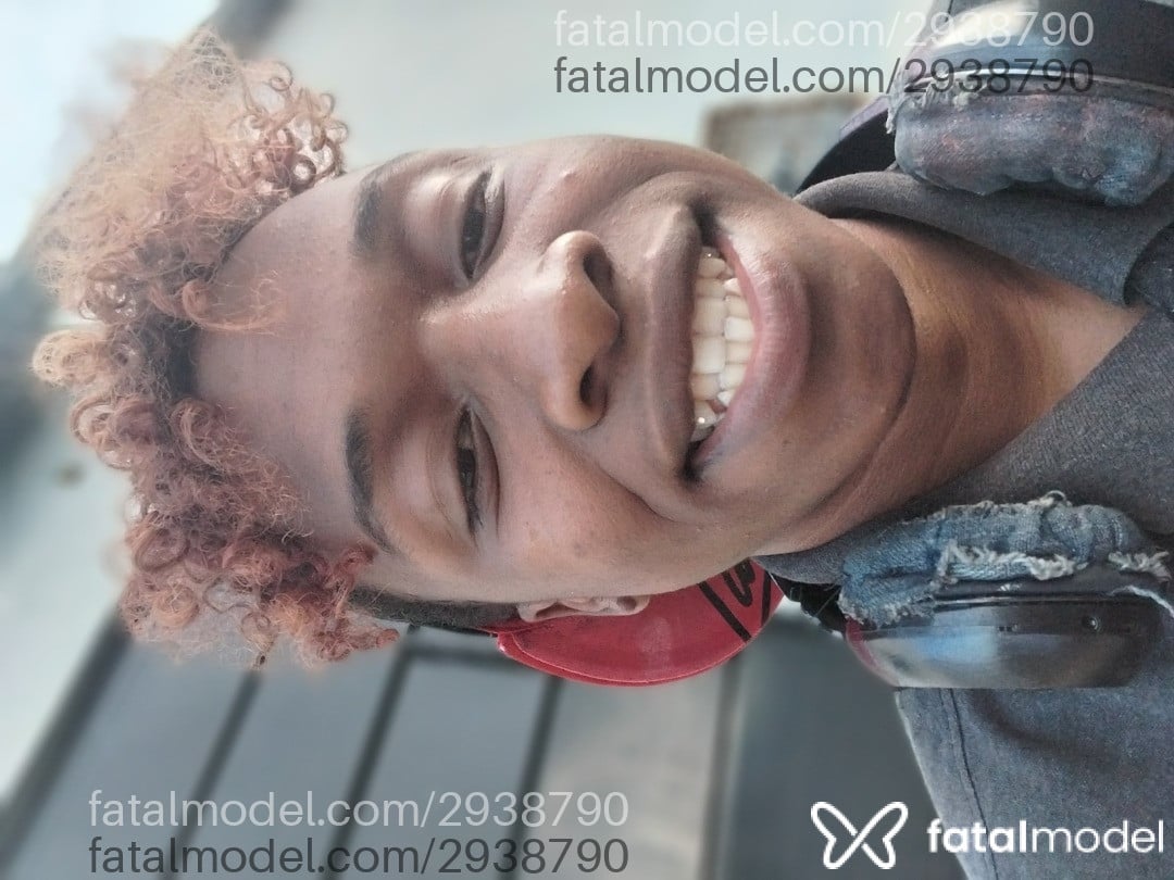 Acompanhante não-binário com cabelo colorido de olhos pretos em Virtual - Caique