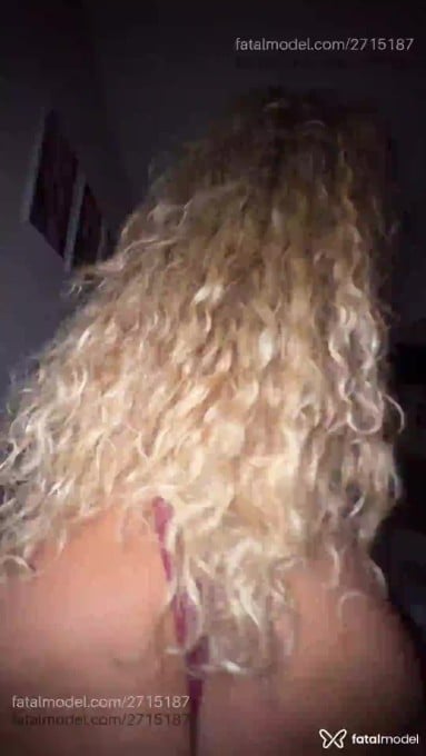 Acompanhante mulher loira (o) de olhos castanhos - Sophie