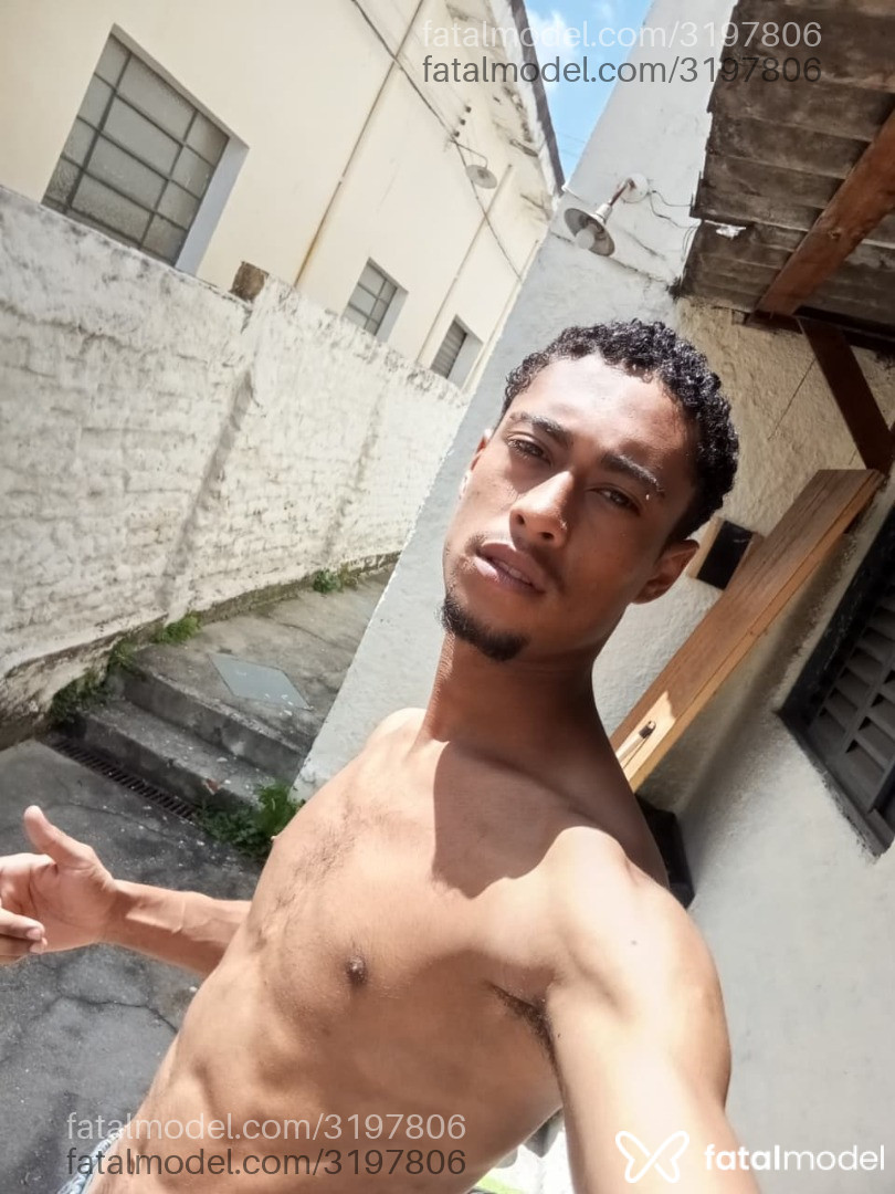 Acompanhante homem com cabelo castanho de olhos castanhos em Virtual - Henrique