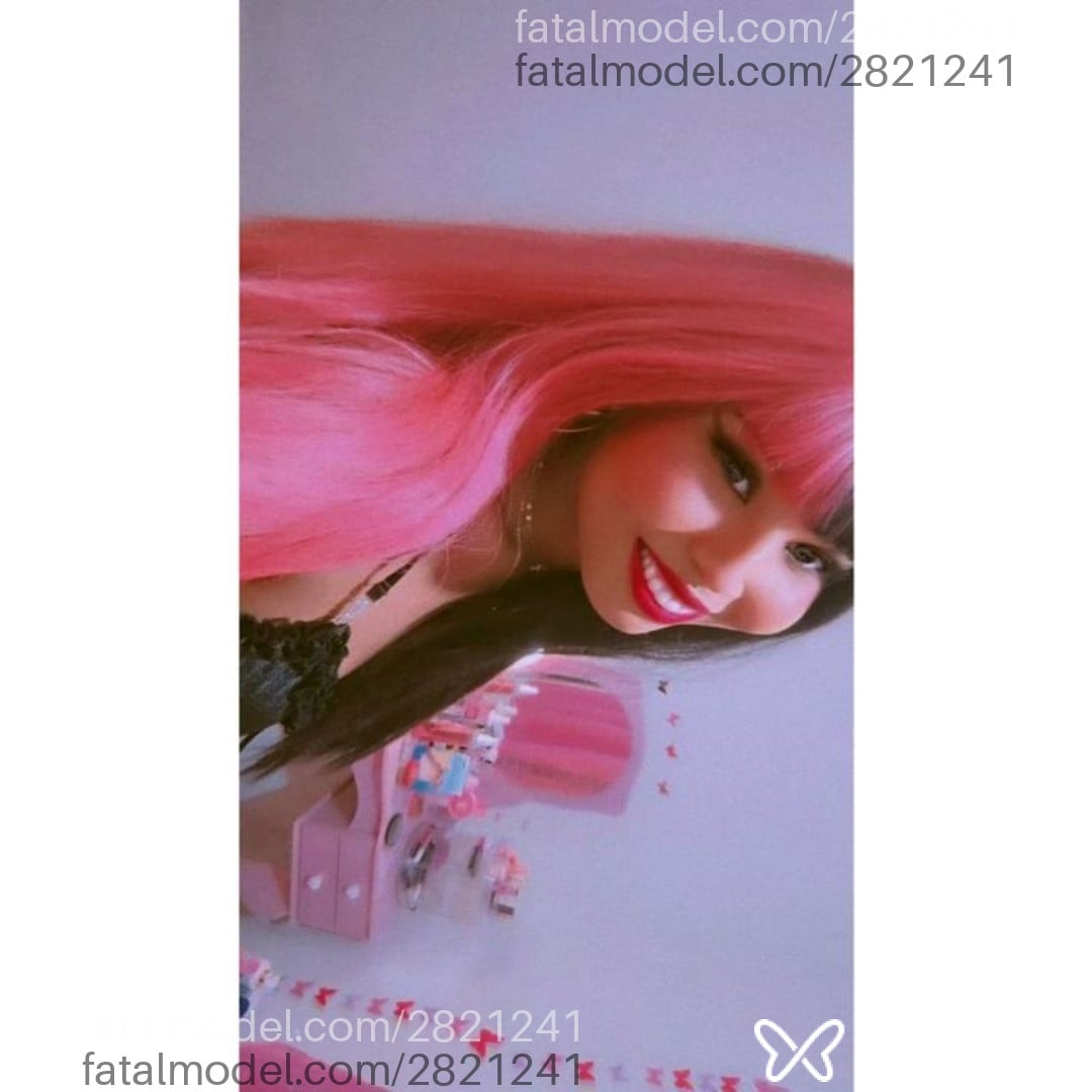 Acompanhante mulher trans com cabelo colorido de olhos pretos em Ourinhos - Kitty