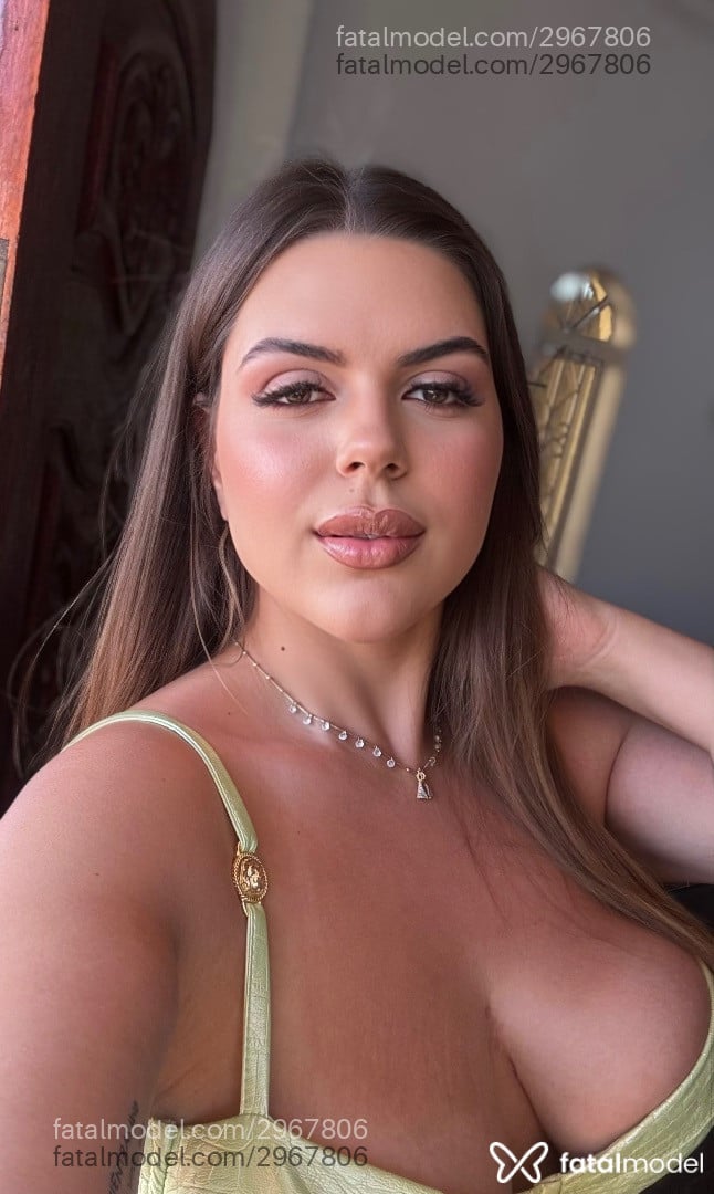 Acompanhante mulher com cabelo castanho de olhos castanhos - Isis