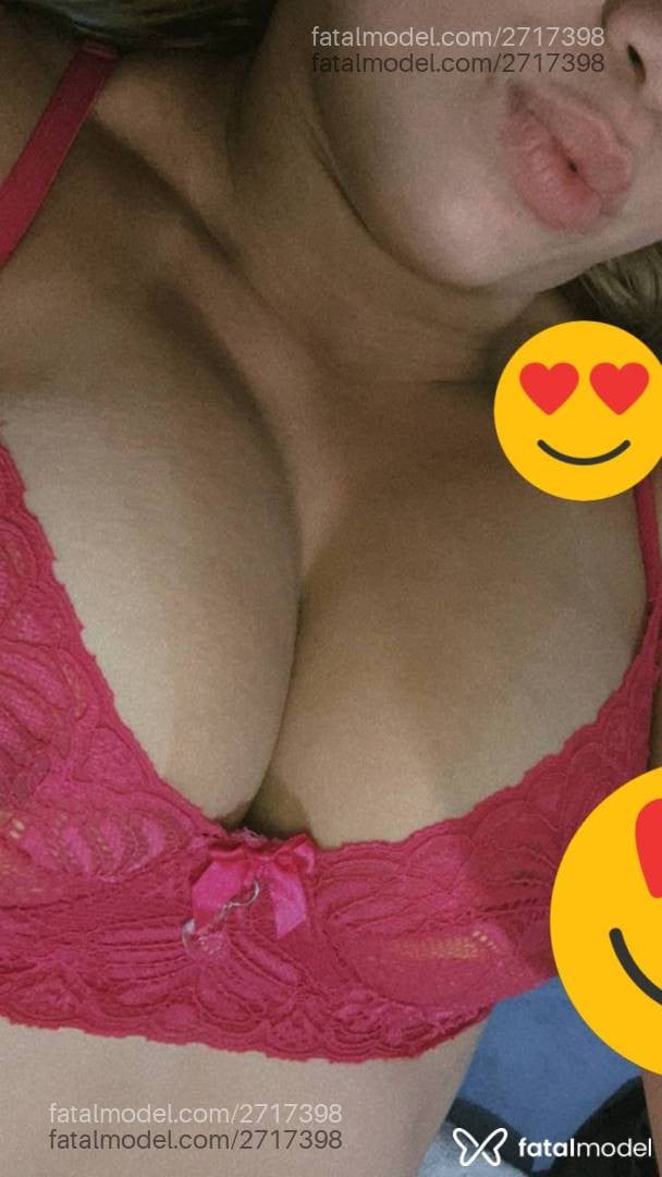 Acompanhante mulher loira (o) de olhos castanhos - Talita