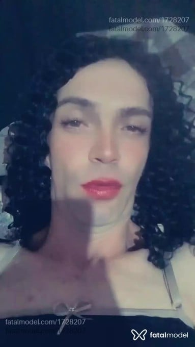 Acompanhante mulher trans com cabelo castanho de olhos verdes - Manuella