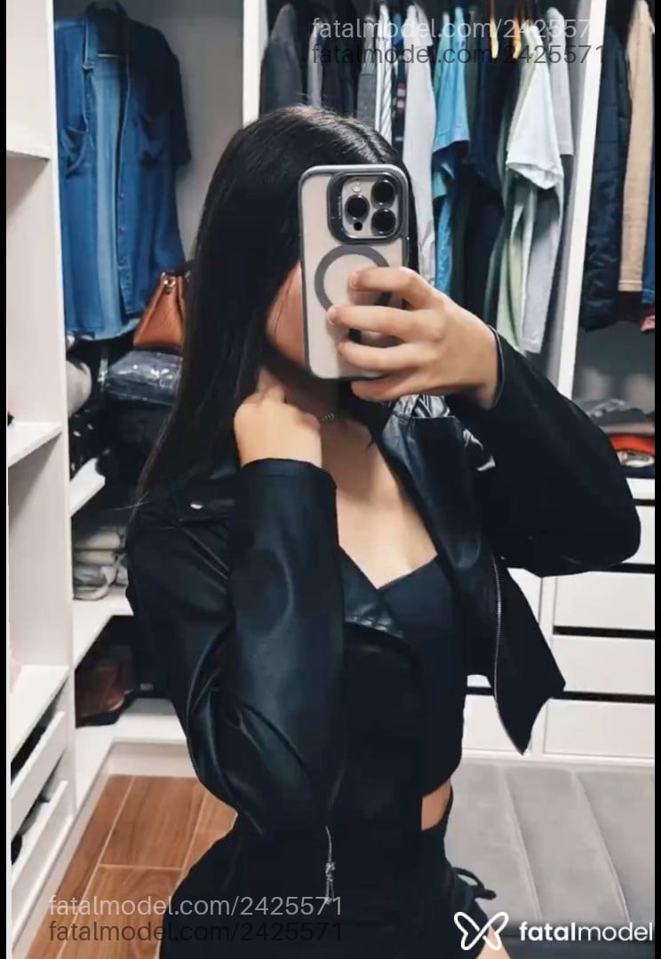 Acompanhante mulher com cabelo castanho de olhos mel em Goiânia - Milena