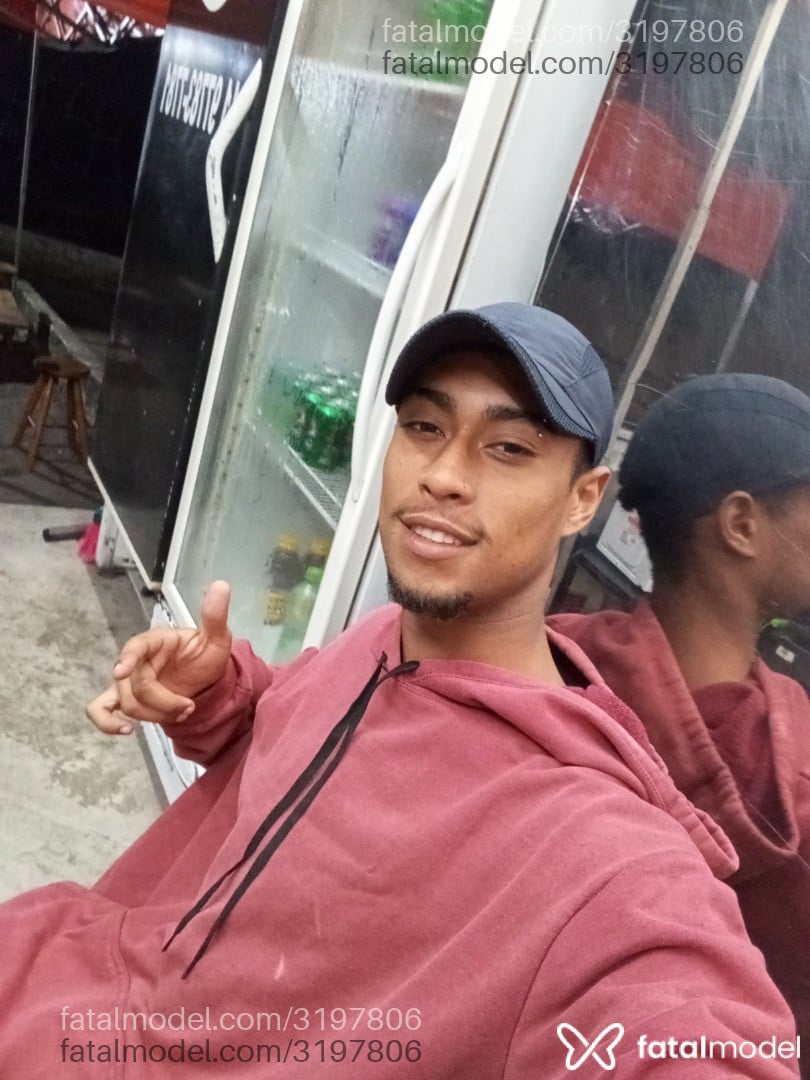 Acompanhante homem com cabelo castanho de olhos castanhos em Virtual - Henrique