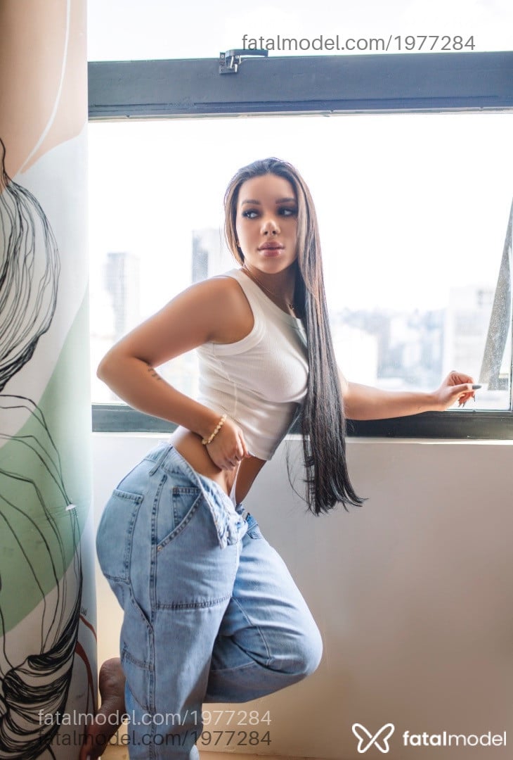 Acompanhante mulher morena (o) de olhos pretos em Votuporanga - Valentina Moraes