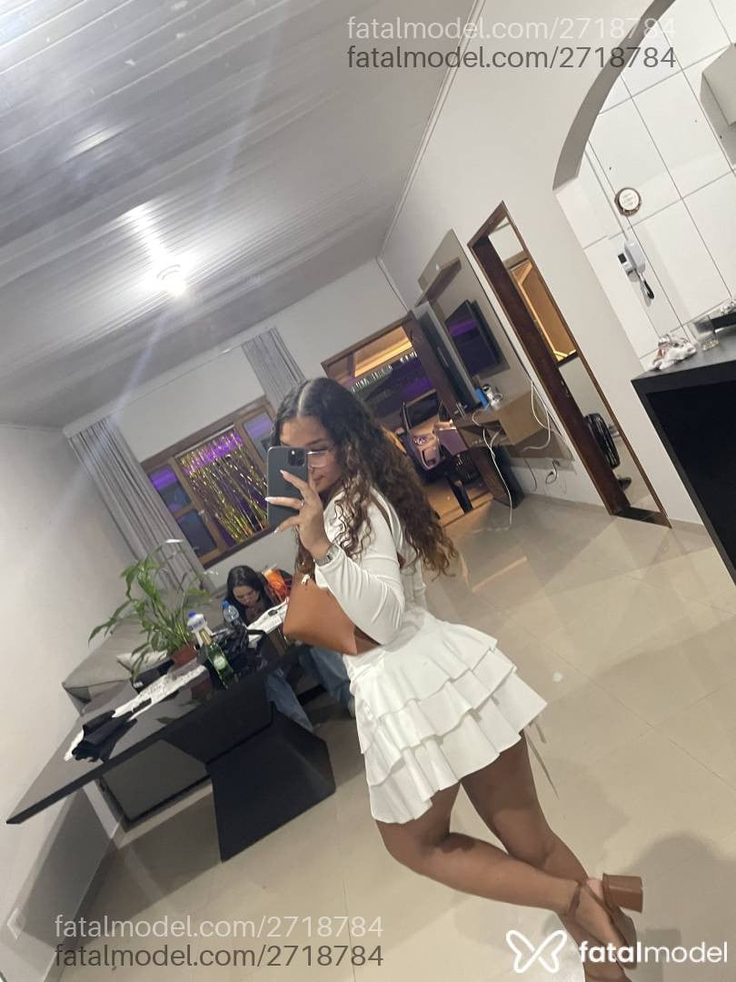 Acompanhante mulher com cabelo castanho de olhos castanhos - Camila