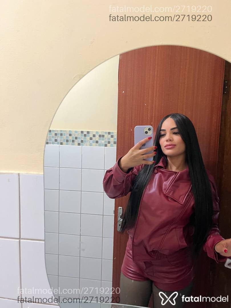 Acompanhante mulher morena (o) de olhos verdes - Kelly