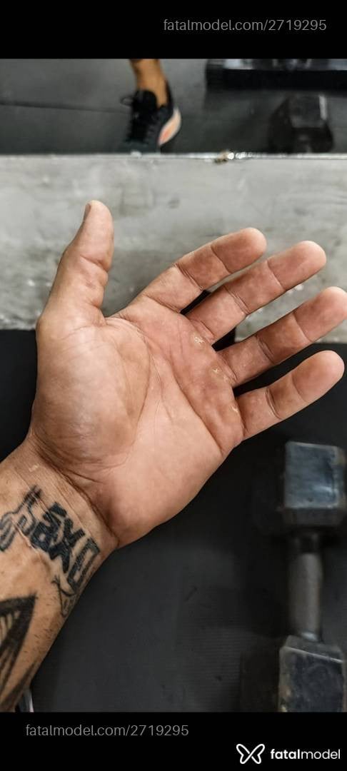 Acompanhante homem morena (o) de olhos castanhos - Turco