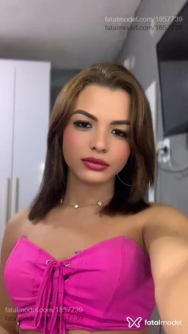 Acompanhante mulher trans com cabelo castanho de olhos castanhos em Araruama - Luana