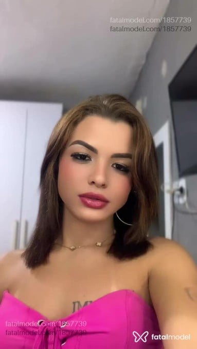 Acompanhante mulher trans com cabelo castanho de olhos castanhos em Araruama - Luana