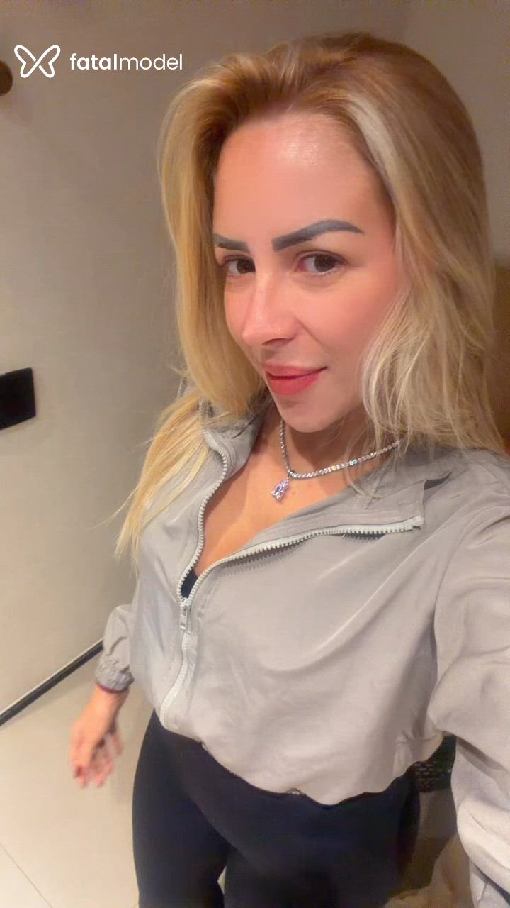 Acompanhante mulher loira (o) de olhos castanhos - Virginia Brennand