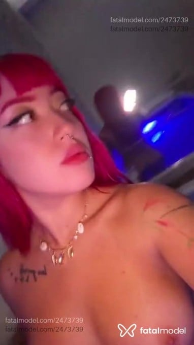 Acompanhante mulher com cabelo colorido de olhos verdes em Guaratuba - Pinkhoney