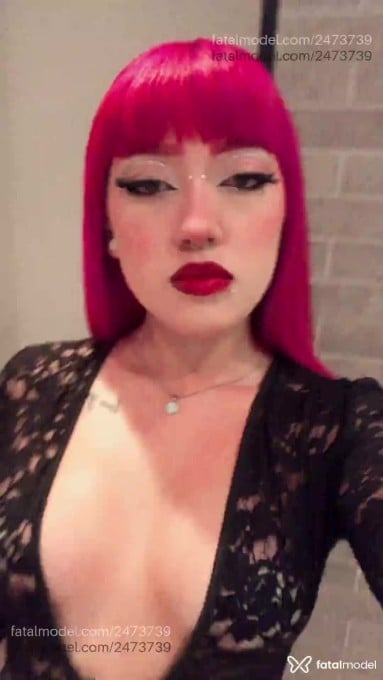 Acompanhante mulher com cabelo colorido de olhos verdes em Guaratuba - Pinkhoney