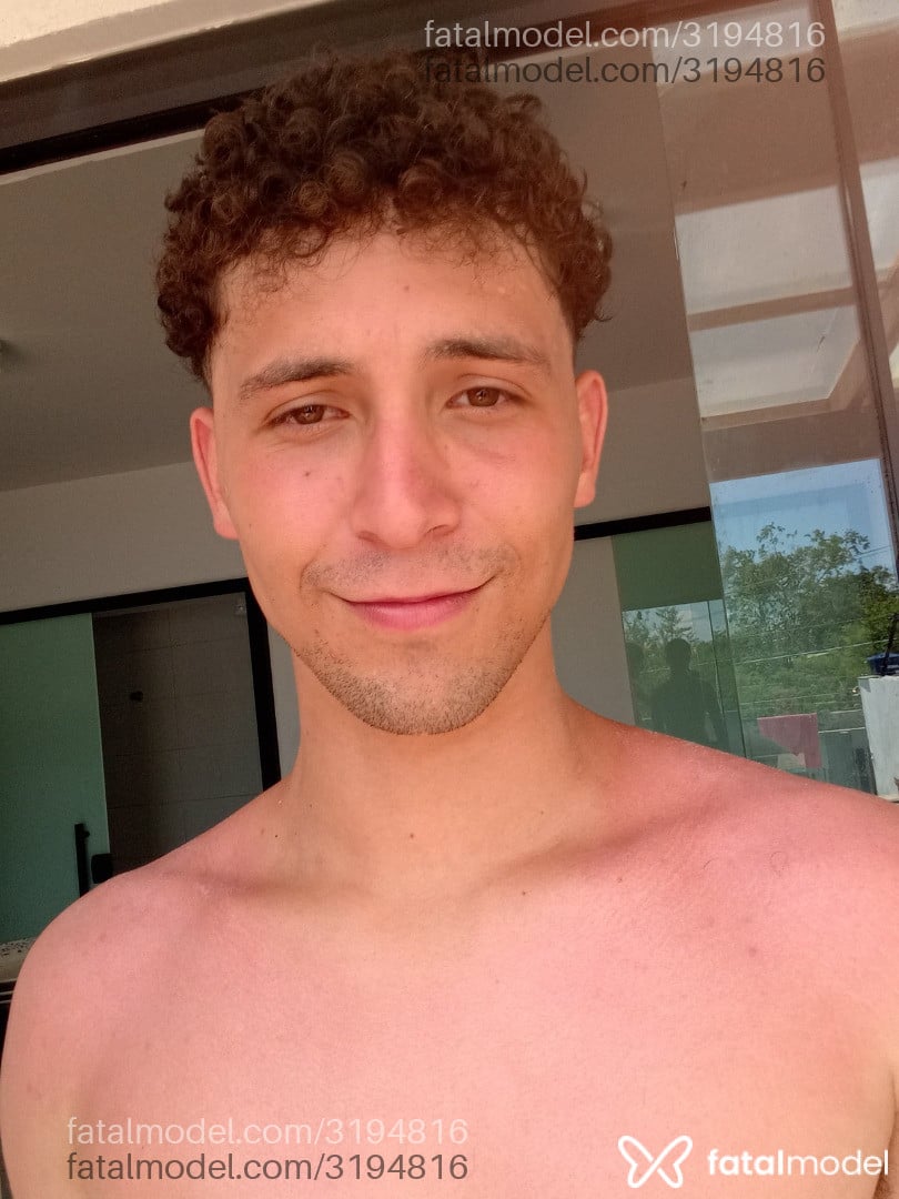 Acompanhante homem com cabelo castanho de olhos castanhos - Cristiano Neon Acompanhante homem com cabelo castanho de olhos castanhos - Cristiano Neon