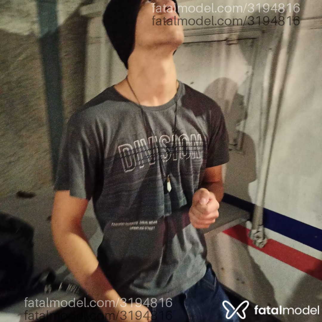 Acompanhante homem com cabelo castanho de olhos castanhos - Cristiano Neon Acompanhante homem com cabelo castanho de olhos castanhos - Cristiano Neon