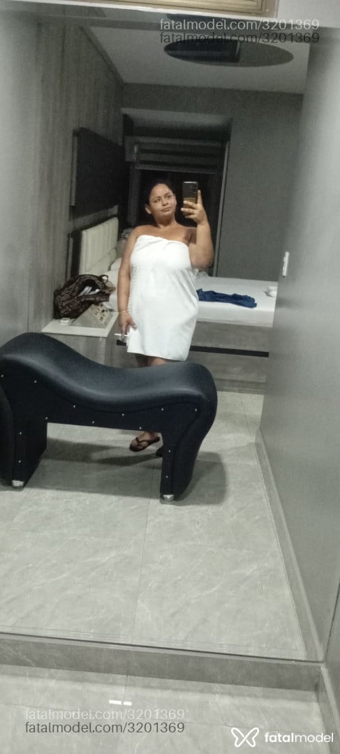 Acompanhante mulher com cabelo colorido de olhos castanhos em Foz do Iguaçu Acompanhante mulher com cabelo colorido de olhos castanhos em Foz do Iguaçu - Kah Kiechle