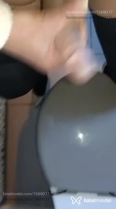 Acompanhante mulher trans com cabelo grisalho de olhos castanhos em Varginha - Lorena Gatelly