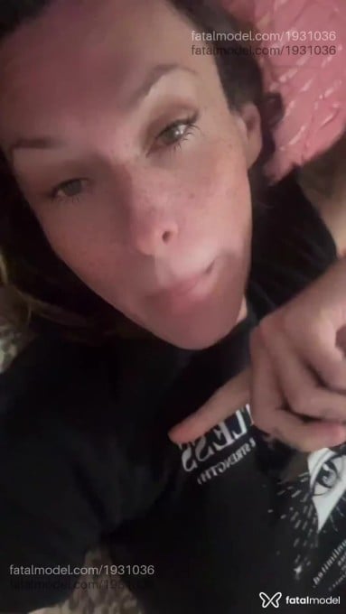 Acompanhante mulher trans com cabelo castanho de olhos verdes em Bombinhas - Tetê Morningstar