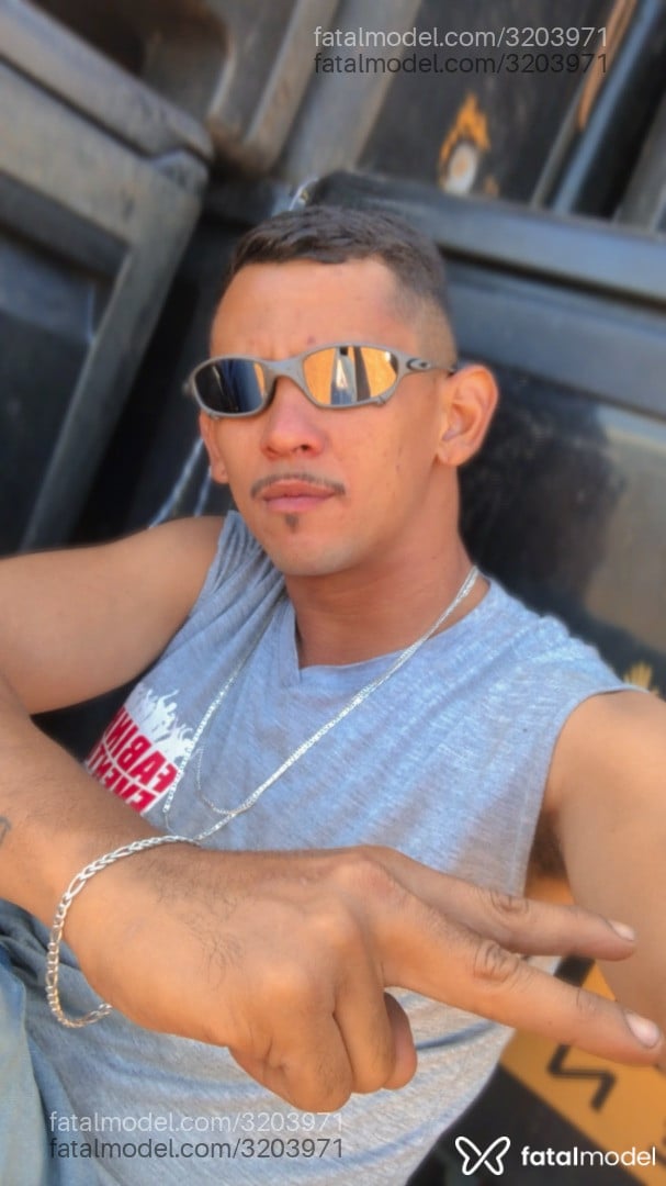 Acompanhante homem com cabelo castanho de olhos castanhos - Kaiky Acompanhante homem com cabelo castanho de olhos castanhos - Kaiky