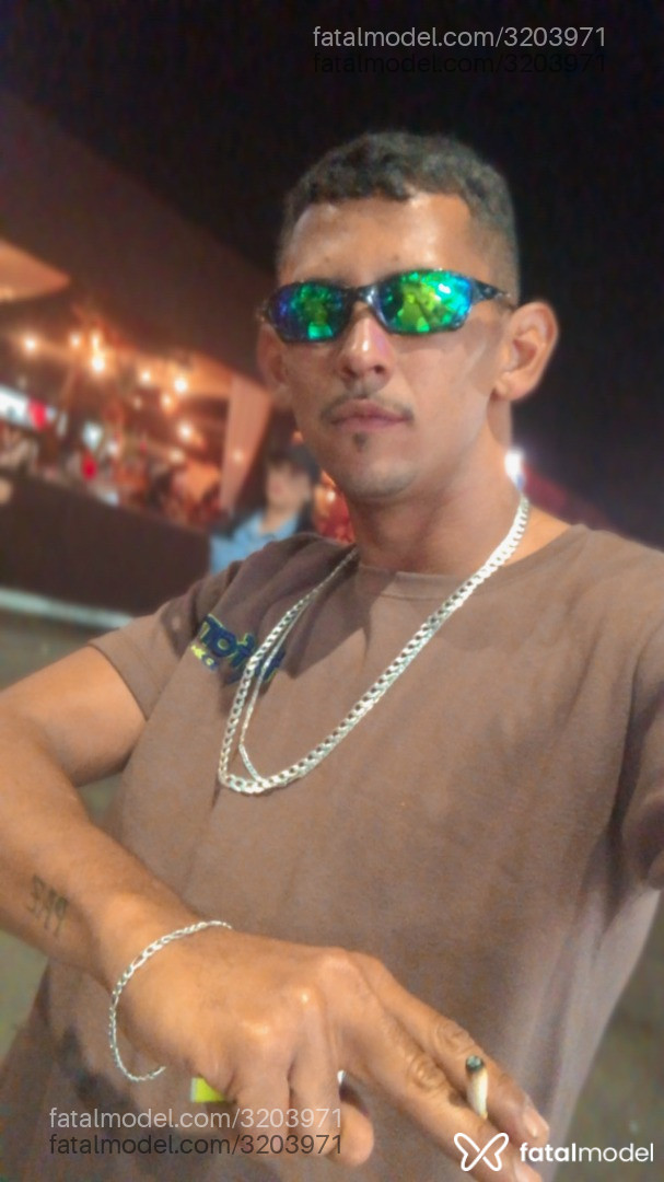 Acompanhante homem com cabelo castanho de olhos castanhos - Kaiky Acompanhante homem com cabelo castanho de olhos castanhos - Kaiky
