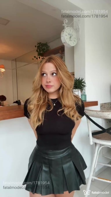 Acompanhante mulher loira (o) de olhos castanhos em Virtual - Kitty