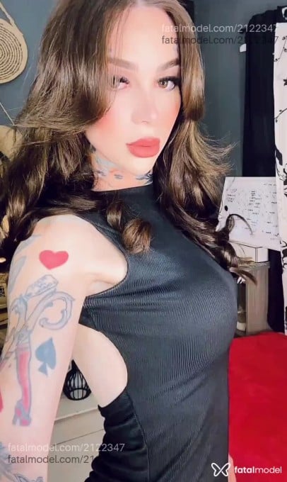 Acompanhante não-binário com cabelo castanho de olhos mel em Virtual - Blanca Gadotty