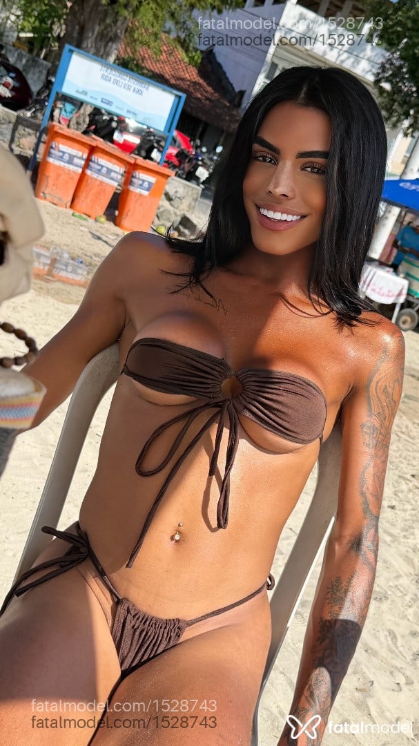 Acompanhante mulher trans morena (o) de olhos castanhos em Salvador - Giulia Freitas