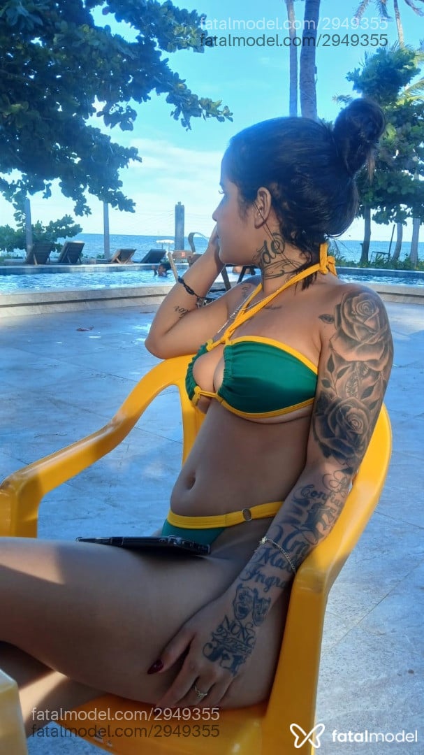 Acompanhante mulher com cabelo castanho de olhos mel - Pikena