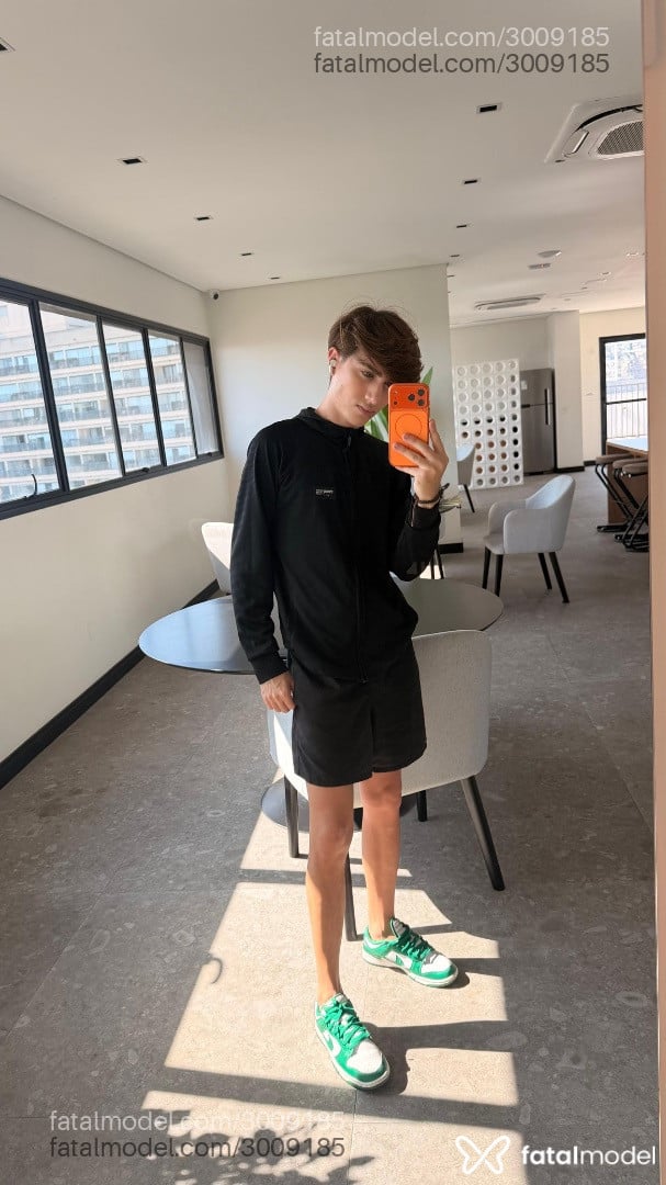 Acompanhante homem com cabelo castanho de olhos mel em São Paulo Acompanhante homem com cabelo castanho de olhos mel em São Paulo - Henrique Valentim
