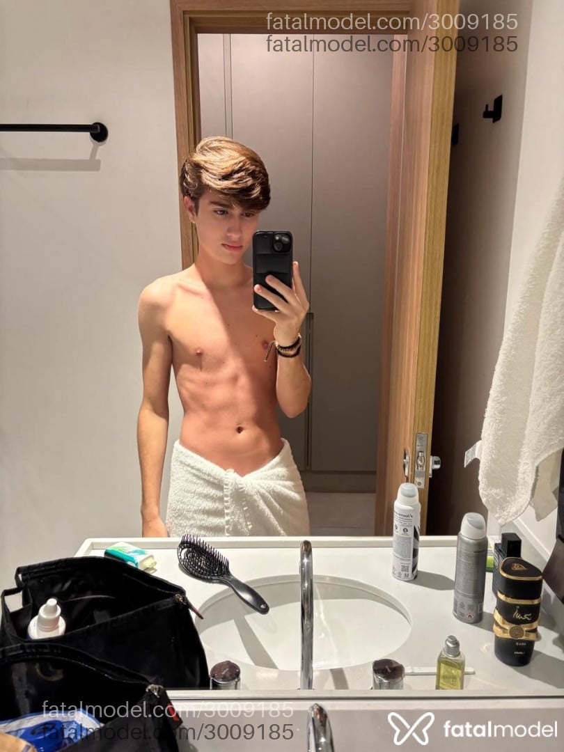 Acompanhante homem com cabelo castanho de olhos mel em São Paulo Acompanhante homem com cabelo castanho de olhos mel em São Paulo - Henrique Valentim
