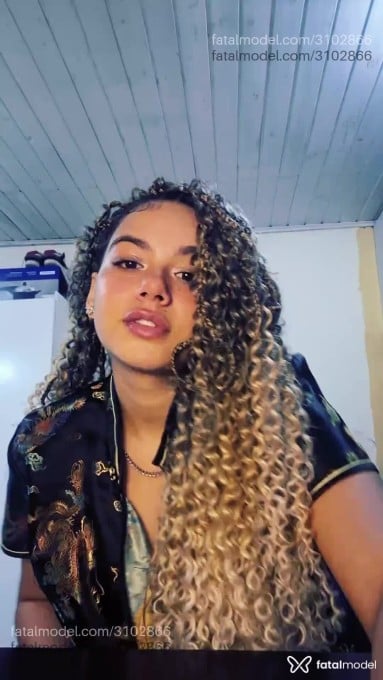 Acompanhante mulher com cabelo castanho de olhos pretos em Guarapuava Acompanhante mulher com cabelo castanho de olhos pretos em Guarapuava - Sunshine