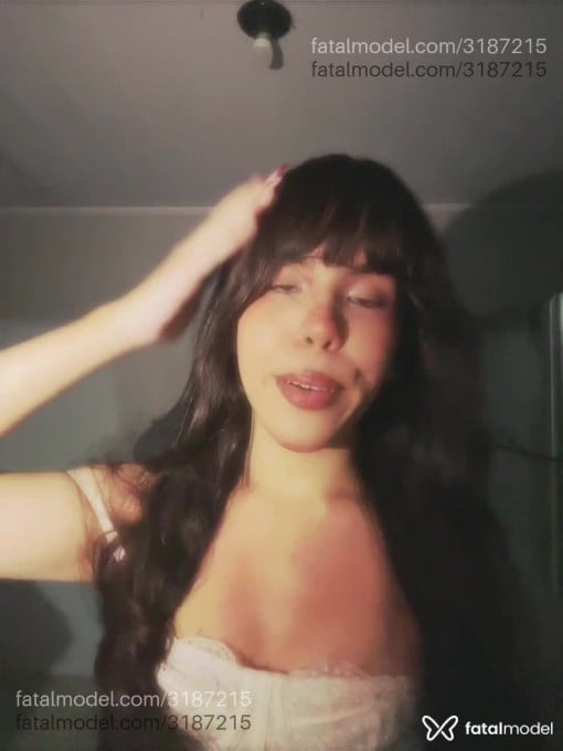 Acompanhante mulher trans com cabelo castanho de olhos castanhos em Brasília - Yasmin Sampaio