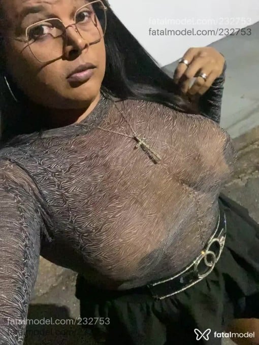 Acompanhante travesti com cabelo colorido de olhos mel em Várzea Grande - Thamela muniz
