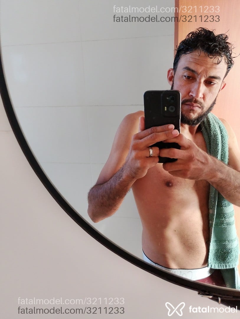 Acompanhante homem com cabelo grisalho de olhos castanhos em Águas Lindas de Goiás Acompanhante homem com cabelo grisalho de olhos castanhos em Águas Lindas de Goiás - Yuri Soares