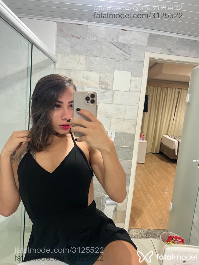 Acompanhante mulher trans com cabelo castanho de olhos mel em Rio Grande - Gatinhagauchaa