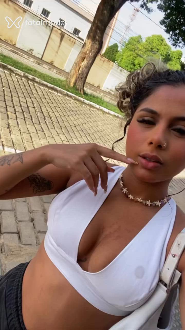 Acompanhante mulher loira (o) de olhos castanhos - Antonella Braga