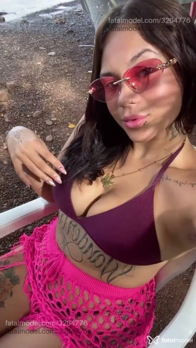Acompanhante mulher com cabelo castanho de olhos mel - Ametista Acompanhante mulher com cabelo castanho de olhos mel - Ametista