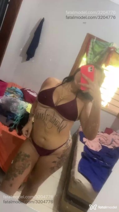 Acompanhante mulher com cabelo castanho de olhos mel - Ametista Acompanhante mulher com cabelo castanho de olhos mel - Ametista