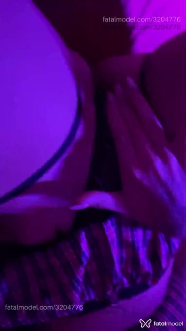 Acompanhante mulher com cabelo castanho de olhos mel - Ametista Acompanhante mulher com cabelo castanho de olhos mel - Ametista